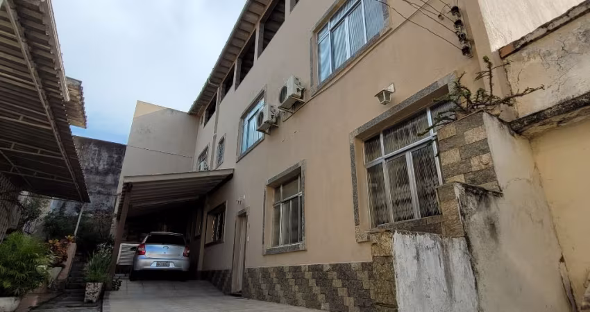 CASA AMPLA EM VILA PARTICULAR COM 3 ANDARES