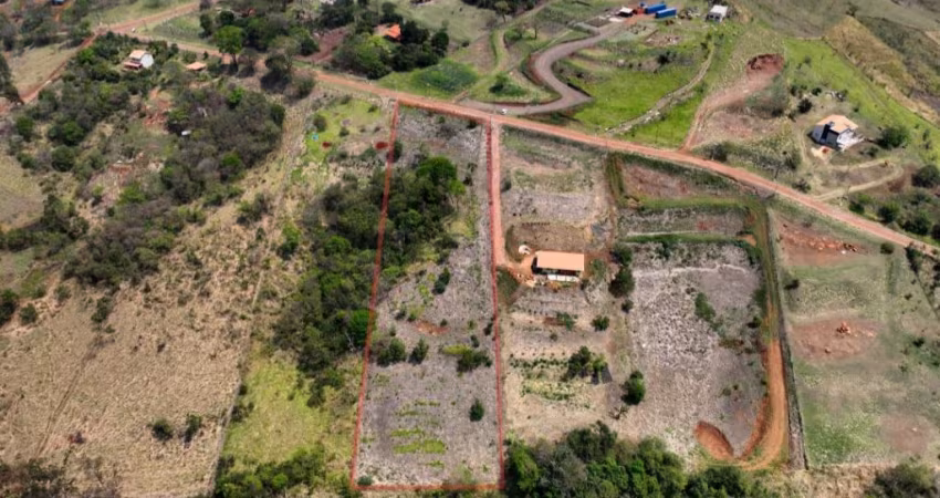 Terreno com poço artesiano , todo cercado.