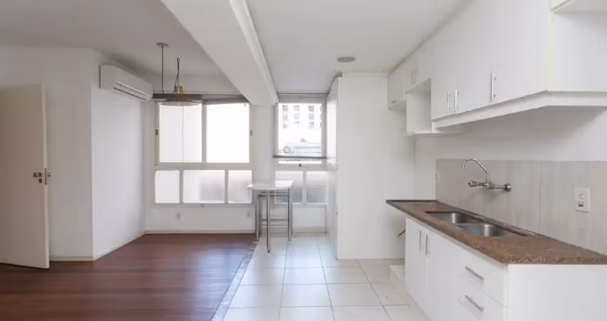 Apartamento em excelente localização no bairro rio branco. possui amplo living, lavabo, cozinha amer