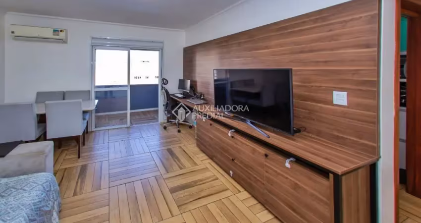 Apartamento reformado e mobiliado – pronto para morar, com 2 dormitórios e vaga