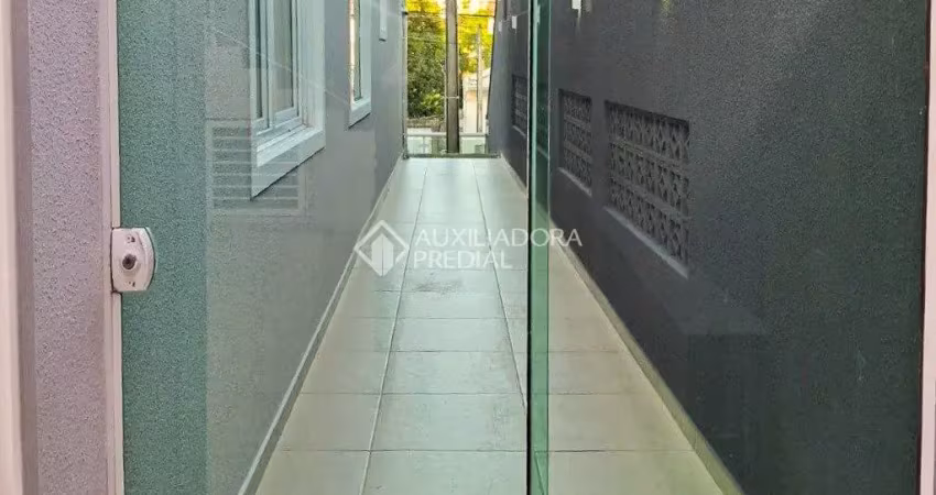 Casa com 2 andares, com 4 dormitorios, 2 suites, excelente localização.