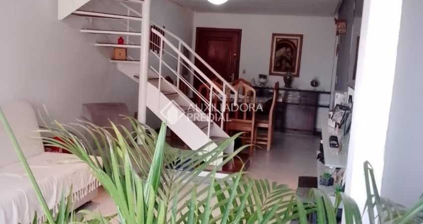 Cobertura duplex com 202 m² de área privativa, 4 quartos, 1 suíte e 3 vagas.