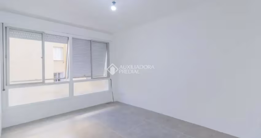 Apartamento reformado com 2 vagas individuais na melhor localização!