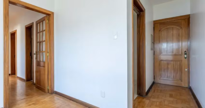 Apartamento amplo e totalmente reformado com 3 dormitórios e vaga escriturada no bairro floresta!