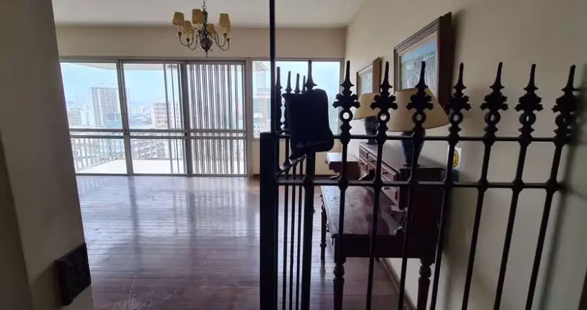 Apartamento ,com 192m², Rua Itacuruçá,  4 quartos, 1 suíte, um por andar e a 70 metros da Estação d