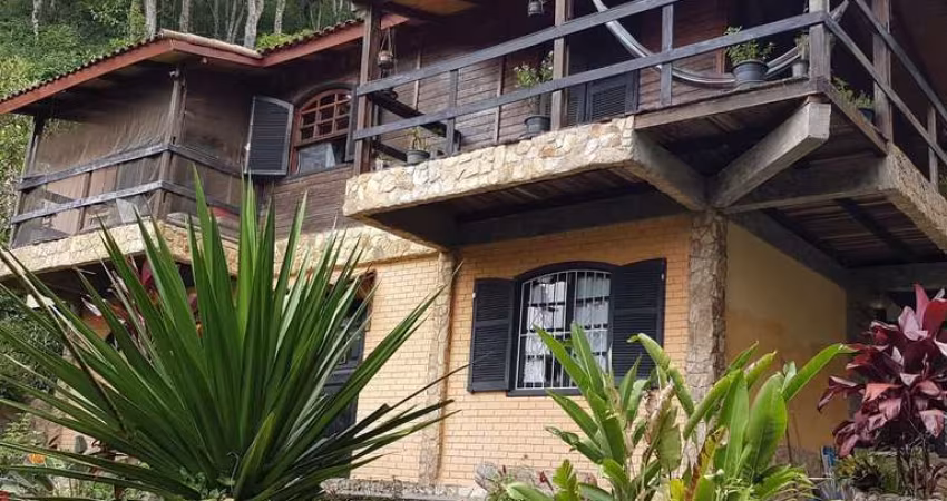 Oportunidade única!,Casa na Samambaia, Petrópolis, com 250m² de área útil, em terreno de 2500m²,  u