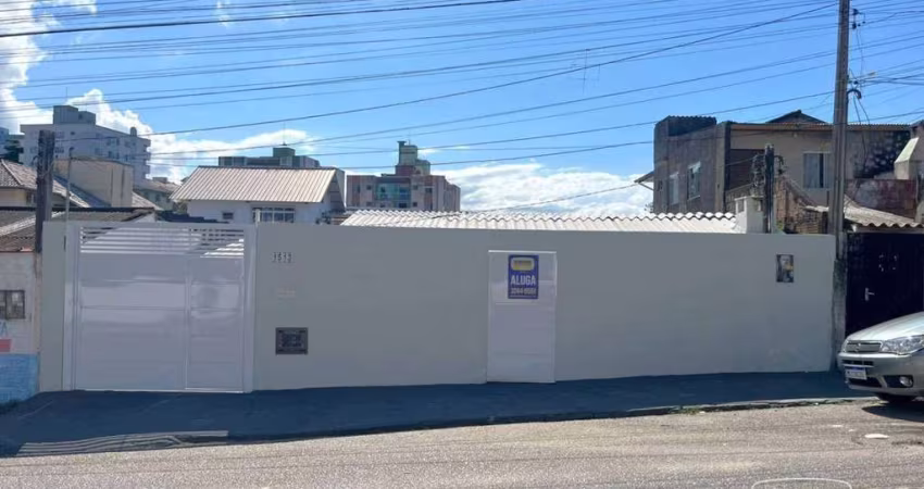 Casa de frente com 2 dormitórios para alugar, 120 m² por R$ 3.200/mês - Rua Irmã Bonavita, nº 1513 - Florianópolis