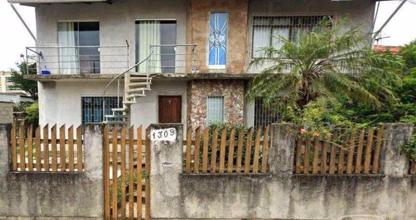 Casa com 3 dormitórios à venda, 200 m² por R$ 820.000,00 - Areias - São José/SC