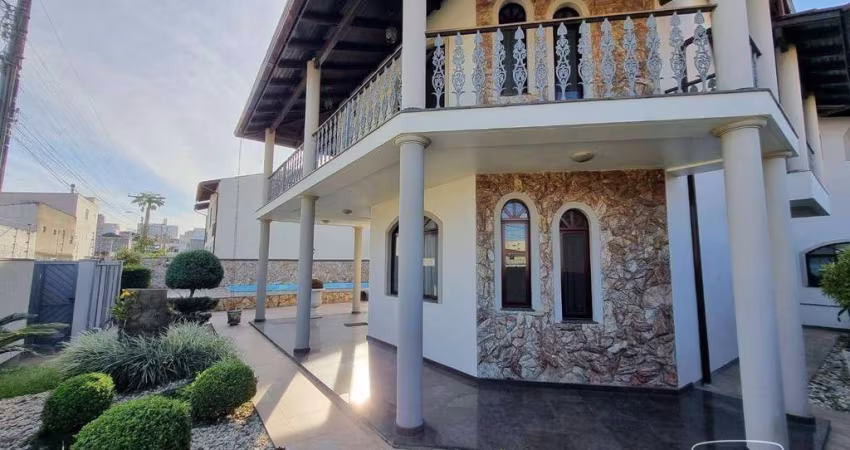 Casa com 4 dormitórios e Piscina à venda, 369 m² por R$ 1.500.000 - Praia Comprida - São José/SC