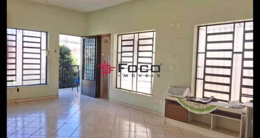 Casa Comercial ou residencial/ 05 salas ou Dormitórios
