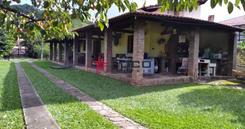 Chácara na beira do Rio Paraíba / Freguesia da Escada / 02 dormitórios / Piscina / 100 m² de construção / 3.000 m² de terreno / Guararema