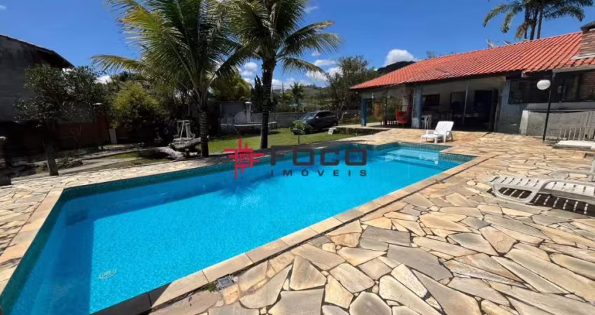 Chácara com fundos para o Rio Paraíba / Mobiliada  / 03 dormitórios com / Piscina / Mini lago de peixes / 120 m² de construção / 2200 m² de terreno / Guararema