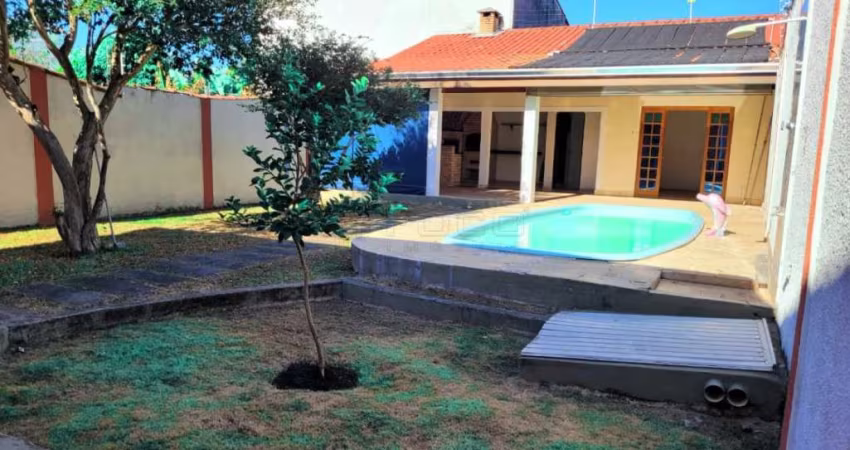 Excelente casa no Jardim Terras de São João / 04 dormitórios sendo 03 suítes / Piscina aquecida / Área gourmet / 408 m² de terreno / 180 m² de área construída / Jacareí