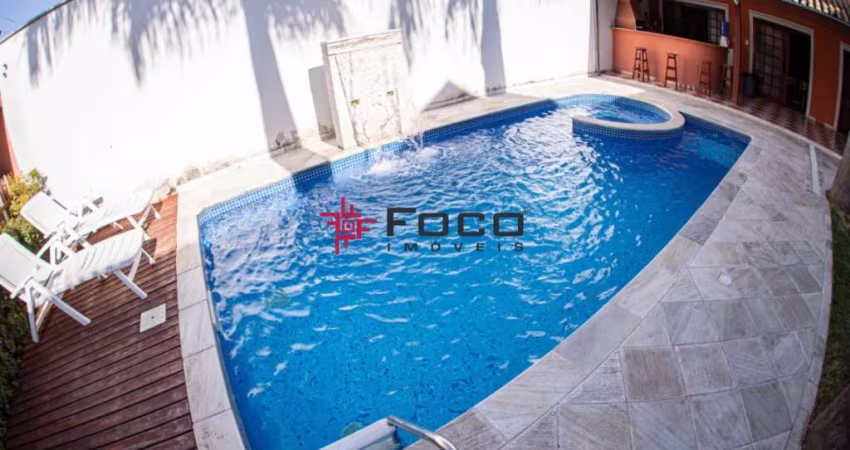 Casa sobrado/Villa Branca/ 03 Dormitórios sendo 01 suíte/250m²/ Jacareí
