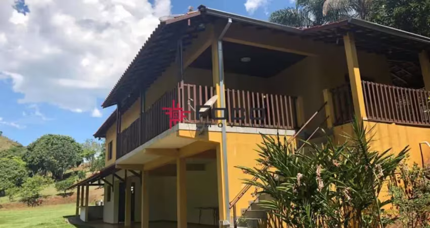 Excelente sítio  / 02 casas / com escritura / 135.000 m² de terreno / 300 m² de construção / 02 nascentes / piscina / área gourmet / lago de peixe / são josé dos campos.