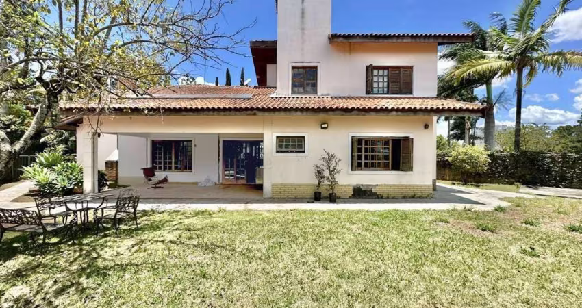 Cond Vila Velha - Casa 80% TÉRREA, 3 suítes! Lote 1.546m² plano!
