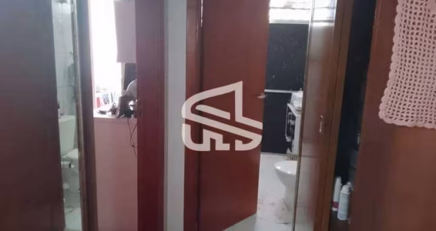 APTO 100 M²  - 3 Dormitórios - 2 Banheiros - 1 Cozinha - 1 Sala -  1 Sacada - Possuí Escadas -  (Não possui vaga de garagem, sem lazer, sem Piscina) - Próximo do Hospital Maternidade Leonor Mendes de 