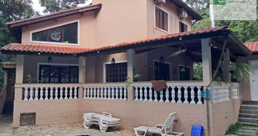 Casa de Condomínio - Ampla com piscina
