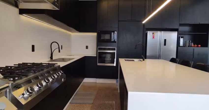 Sauna úmida, cozinha com eletros de linha profissional, 3 vagas cobertas