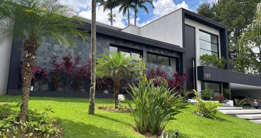 Localizada no prestigiado Condomínio Residencial 2 no coração de Alphaville, esta impressionante casa térrea é sinônimo de elegância e sofisticação. C