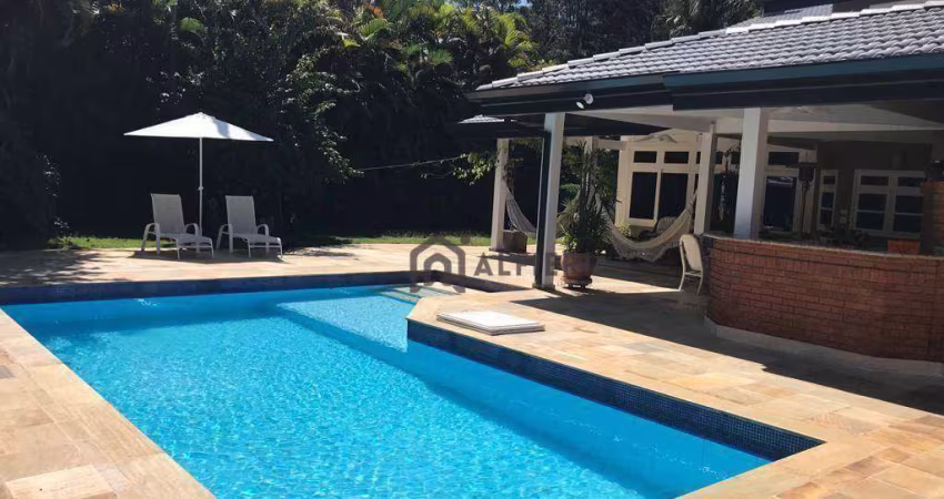 Linda casa de esquina, com ampla área de lazer e área nao edificante. Casa com amplas suites e pé direito duplo!! Garagem c