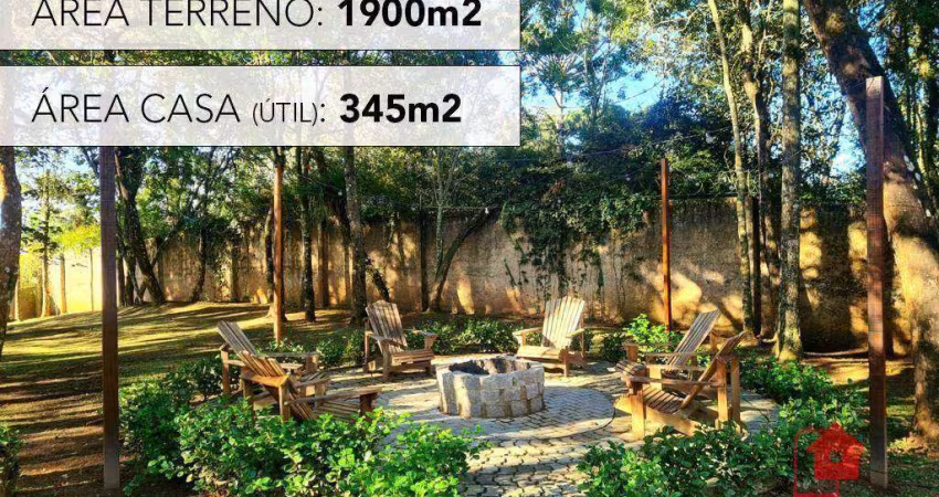 Casa com amplo jardim em Condomínio Fechado