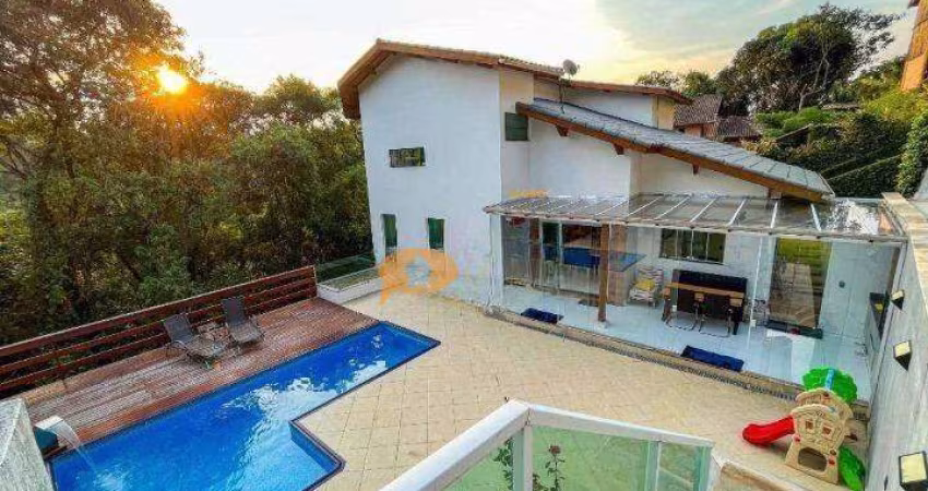 Oportunidade! Linda Casa, Totalmente mobiliada em Condomínio Fechado!