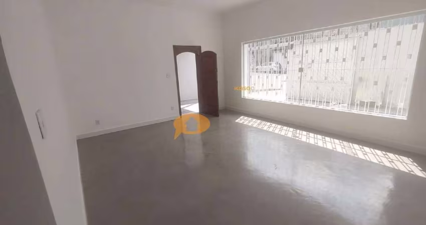 Casa térrea com 03 dormitórios e 06 vagas