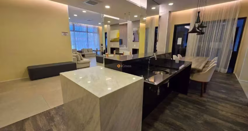 Apartamento mobiliado, iluminado e silencioso (voltado para os fundos), com 2 dormitórios (sendo 1 suíte), 2 banheiros, área de serviço e terraço com