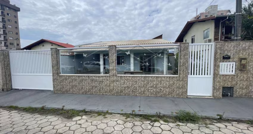 CASA 04 DORMITÓRIOS, AVERBADA, QUADRA MAR, CENTRO, NAVEGANTES!