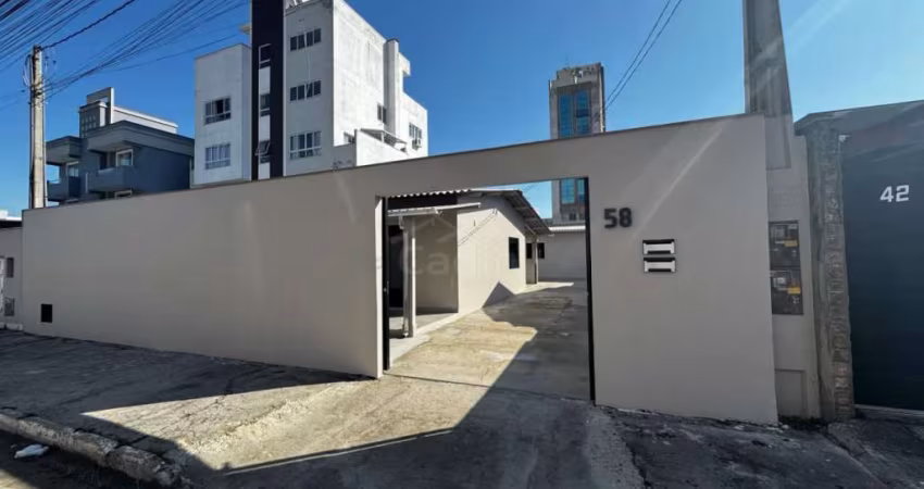 CASA 02 DORMITÓRIOS, COM EDICULA DE 2 DORMITÓRIOS, R$780.000,00, CENTRO, NAVEGANTES/SC!