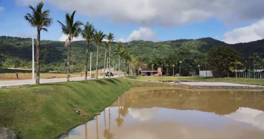 Terreno à venda em condominio fechado, na cidade de penha r$ 730.000,00