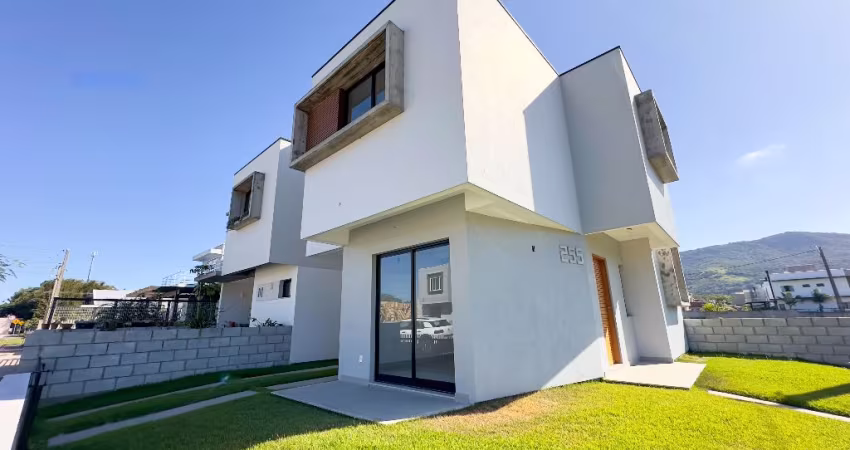 Sobrado à Venda, Garopaba SC, 3 Dormitórios (1 Suíte), Pátio e Vaga de Garagem