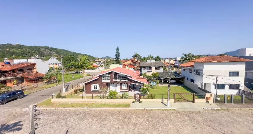 Chalé Suíço no Centro de Garopaba SC, dois terrenos com matricula.