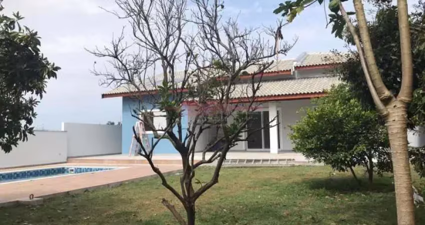 Chácara com casa nova dentro de condomínio vitassay