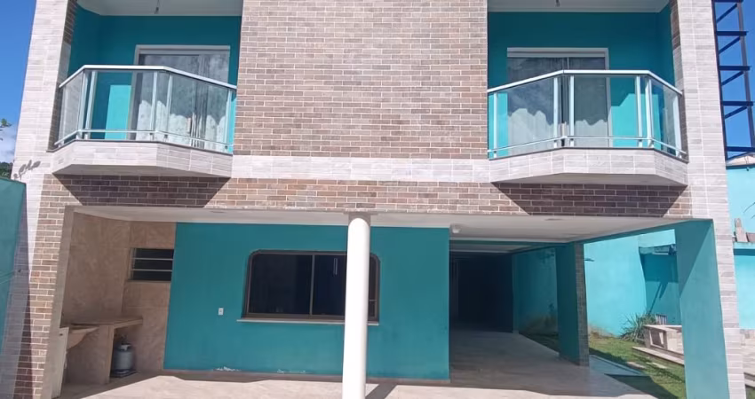 Vende-se Sobrado em condomínio alto padrão com 6 dormitórios a 500 m da praia
