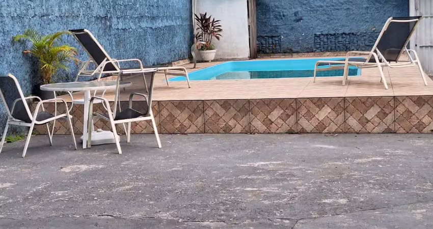 Casa com 2 dormitórios sendo 2 suítes e com piscina a 600m da praia