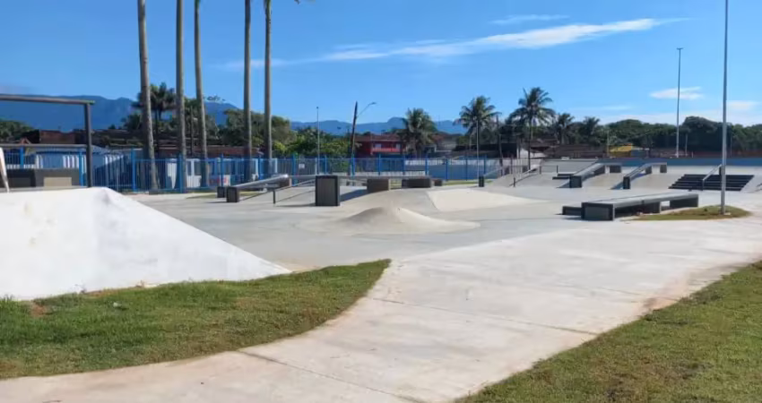 Apartamento reformado com 2 dormitórios a 450m da  praia