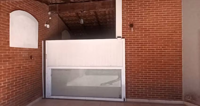 Casa a venda a 200 metros da praia com excelente espaço interno