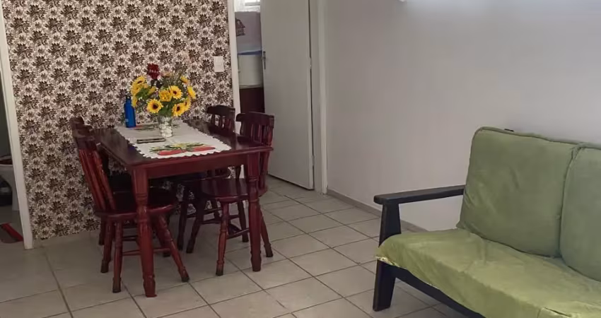 Vende-se apartamento com 2 dormitórios a 450 metros praia