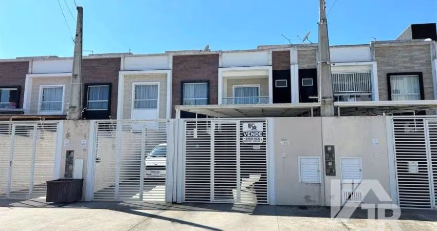 Sobrado a venda em Camboriú com 2 suítes, 2 vagas de garagem amplo espaço de fundos com hidromassage