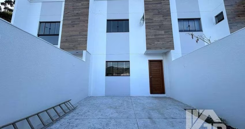 Sobrado para venda possui 90 metros quadrados com 2 suites e piscina