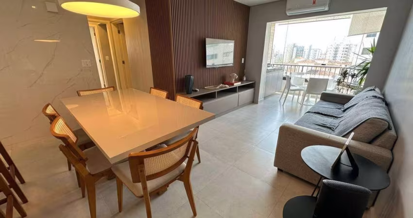 Apartamento à Venda na Riviera de São Lourenço | 78m², 2/1 suítes, 1 vaga | Reformado, Churrasqueira, Vista Serra do Mar, Localização Central