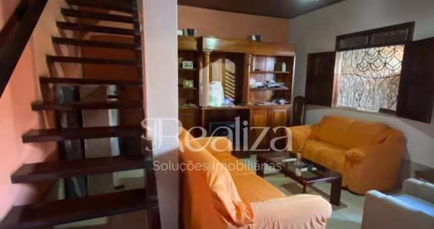 CASA COM DOIS PAVIMENTOS E GARAGEM, À VENDA NO BAIRRO HERNANE SÁ, NA ZONA SUL DE ILHEUS,  PRÓXIMO A