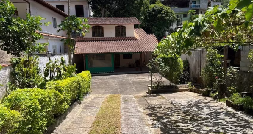 Casa Charmosa à Venda no Coração do Cônego – Nova Friburgo/RJ