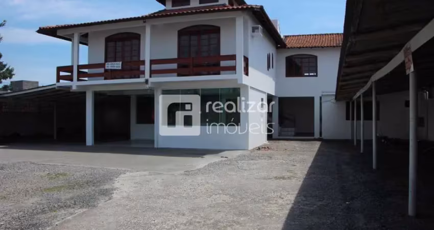 Casa com 3 quartos para alugar no Carianos, Florianópolis 