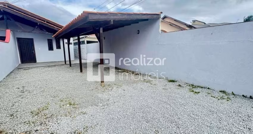 Casa com 2 quartos para alugar no Carianos, Florianópolis 