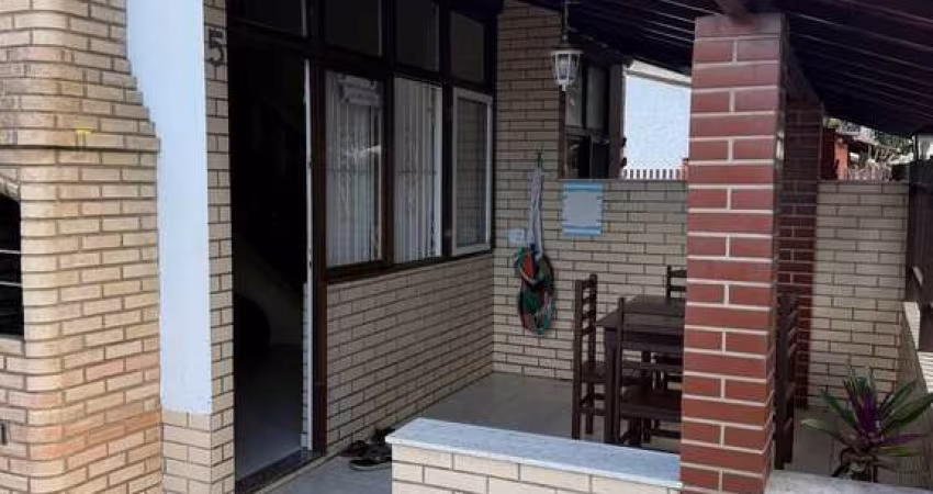 CASA EM CONDOMÍNIO NO PERÓ -  3 QUARTOS, VARANDA E A 2 MINUTOS DA PRAIA.