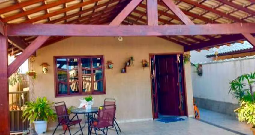 Excelente casa em Barra de São João com 2 pavimentos.