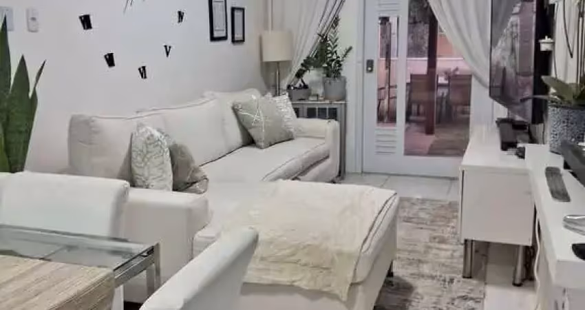Casa em condomínio fechado em Unamar.